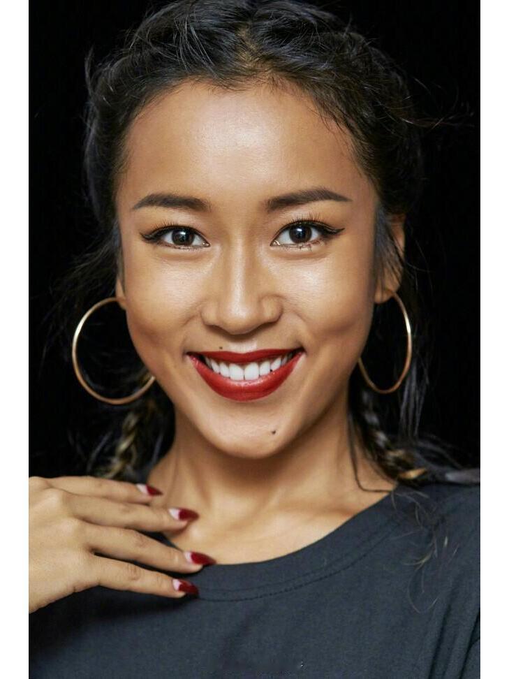 吉克隽逸舞台上被伴舞贴脸围拍伴舞们越靠越近的镜头，吉克越来越强的歌声，这种对抗感