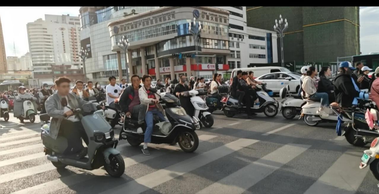 年前哈尔滨老乡老燕子一个人去泼水广场溜达，溜达完了打算去公交车站点坐公交车回家，