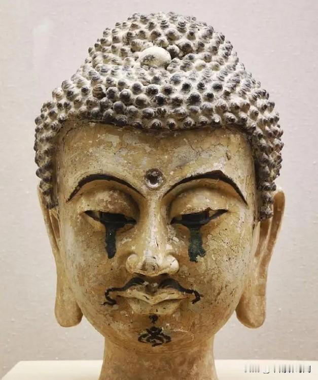 1990年，银川一工人爬上村里一座古塔，没想竟发现古塔的洞中藏有大量珠宝，当他趁