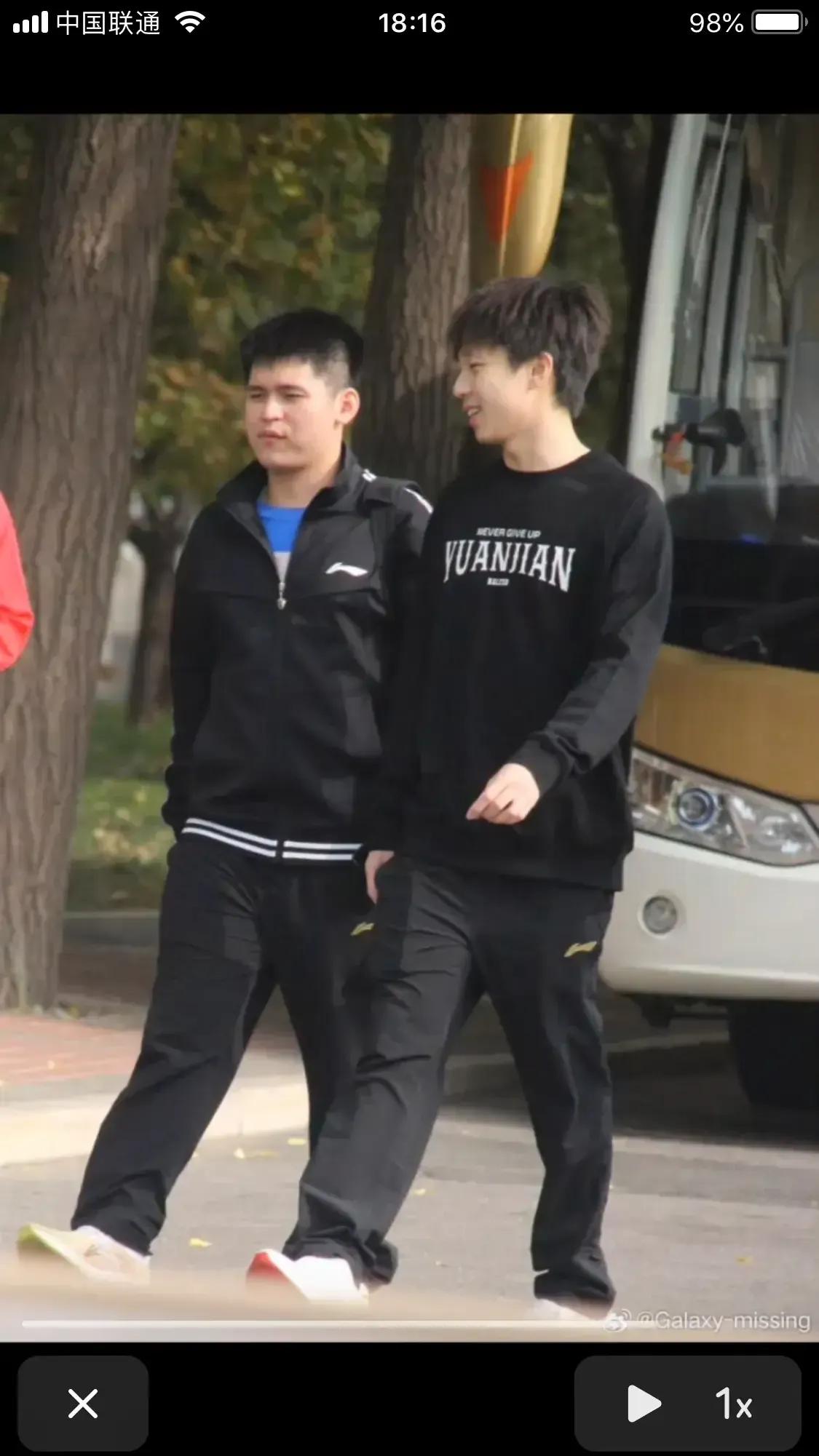 前方冠军赛如火如荼；后方小哥俩悠哉悠哉！林高远，小石头上训途中。希望双林球技能更