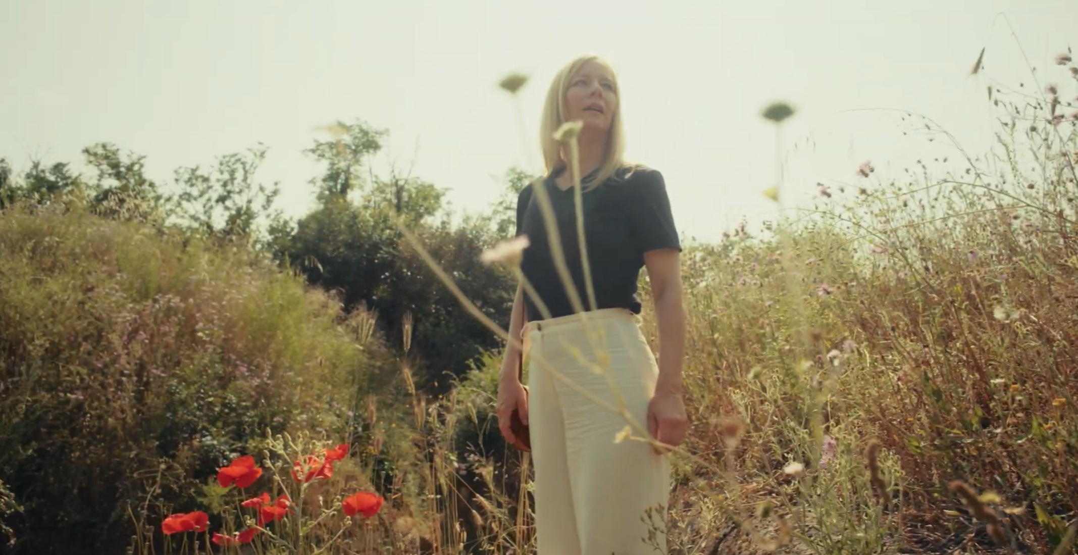 演员桑德拉·惠勒在纪录片中扮演奥地利作家、诗人英格博格·巴赫曼，截图分享几张。此