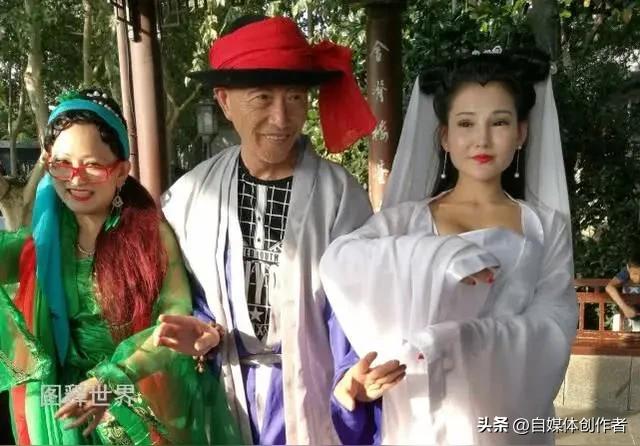 端午将至，杭州接连出现蛇类现身的趣味场面，古典传说照进现实的画面，刷遍了本地网友