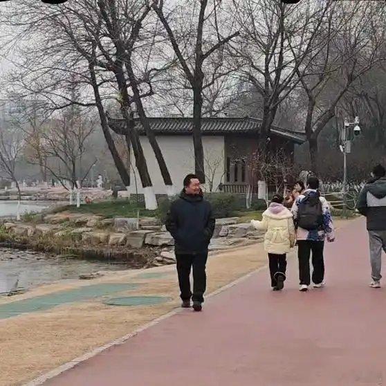 《中央定调！1965年到1975年出生的人笑醒了，有几个消息不要错过》中央定调！