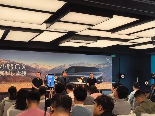 5月24日，小鹏汽车副总裁托马斯电火车在微博表示，小鹏或是唯一欢迎特斯拉FSD入