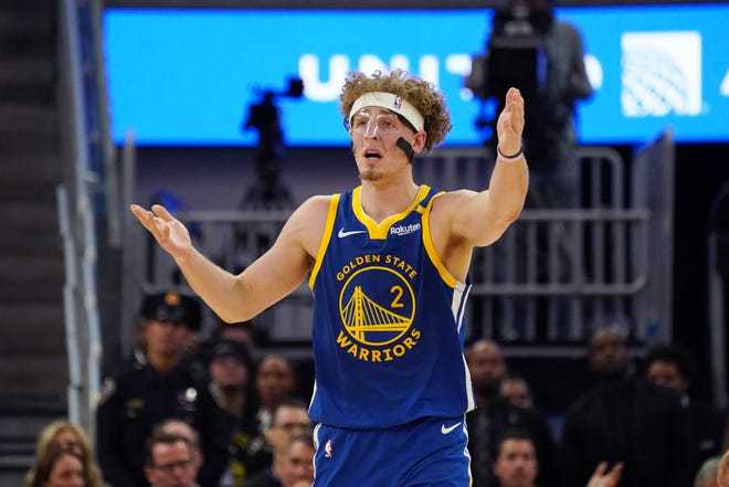 给你们看个离谱的数据 波杰本赛季每个月的三分球命中率10月命中率41.4%11月