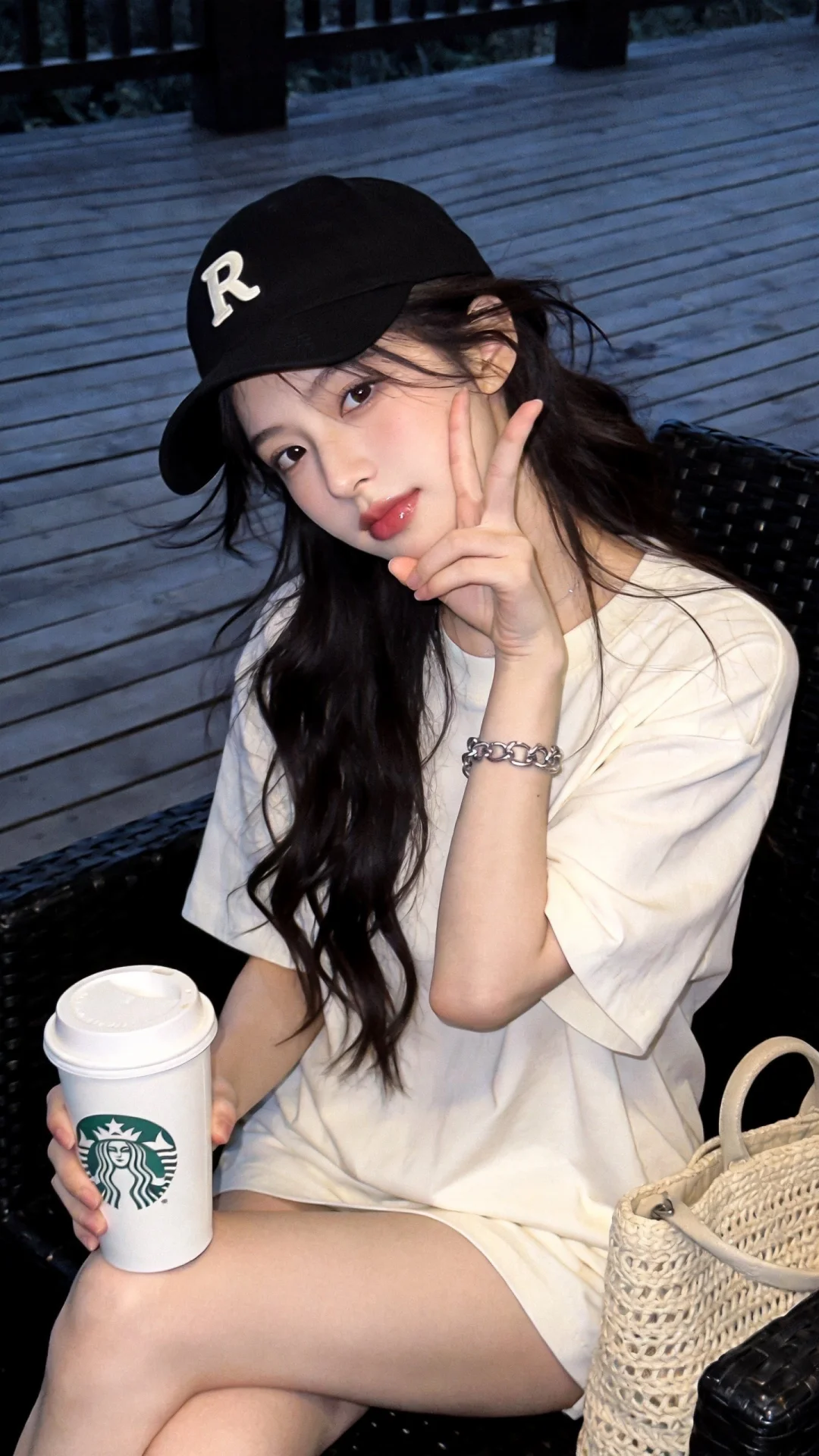 真实摄影，亚洲美少女，发丝呈现出自然的蓬松感与垂坠感，发尾微卷长发散落...