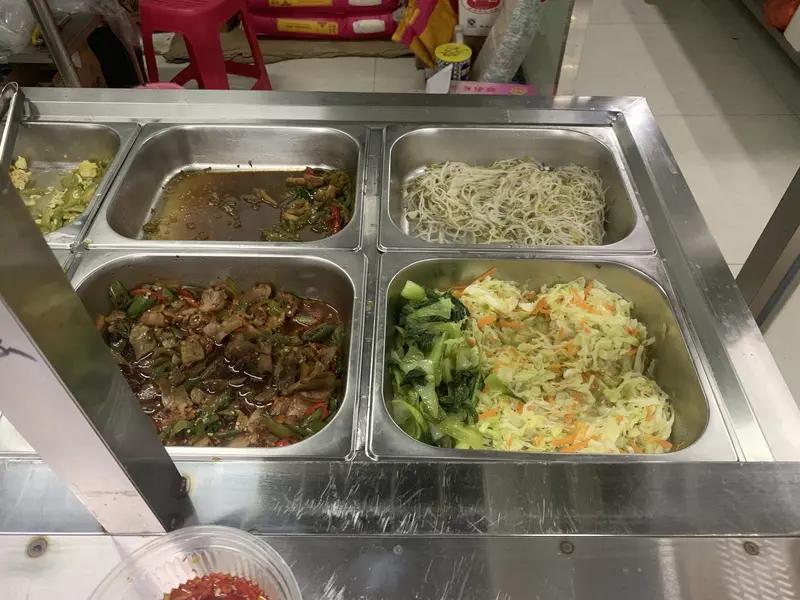 3月28日山西，饭店老板每天晚上10点后 将当天未售完的饭菜以1元的价格卖给骑手