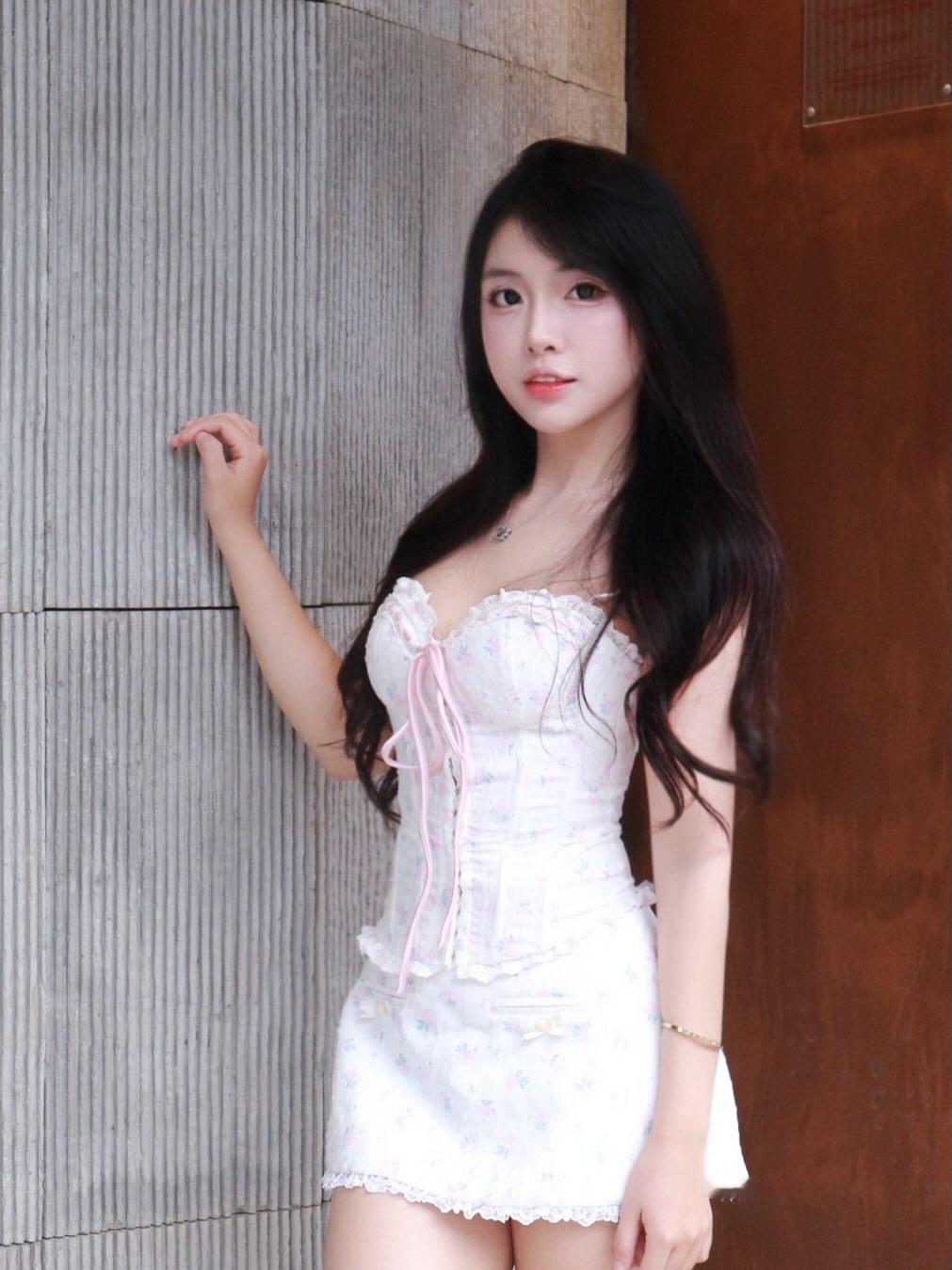 甜美少女风穿搭，粉色蝴蝶结发带，白色蕾丝连衣裙，清新可爱！💖👗💃你心中的美