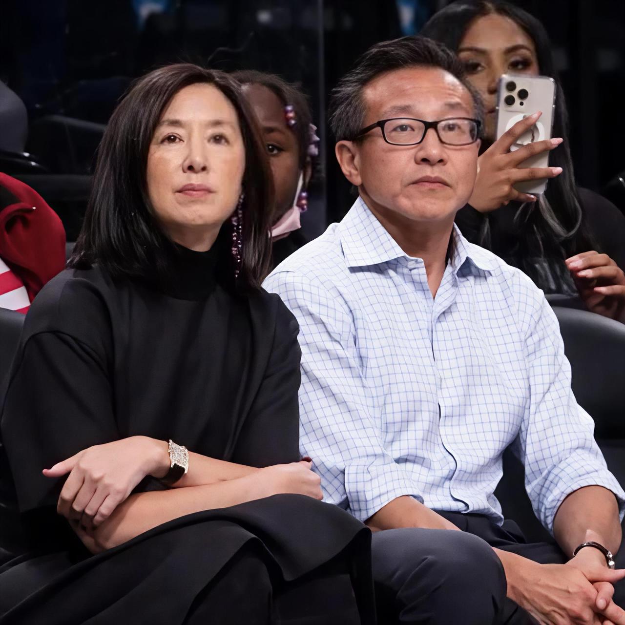 蔡崇信离婚了。8月1号，他和吴明华发了份声明，说近30年的婚姻结束了。体面得像在