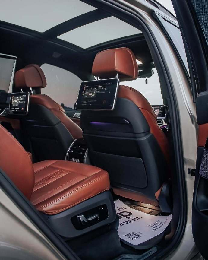 BMW X7 xDrive 50i霸气登场旗舰SUV的气场直接拉满豪华质感和强悍