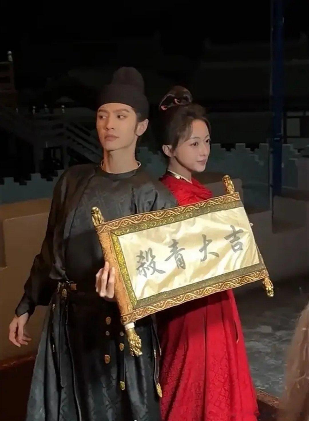 关系那么不好吗 杀青照这样拍😂 