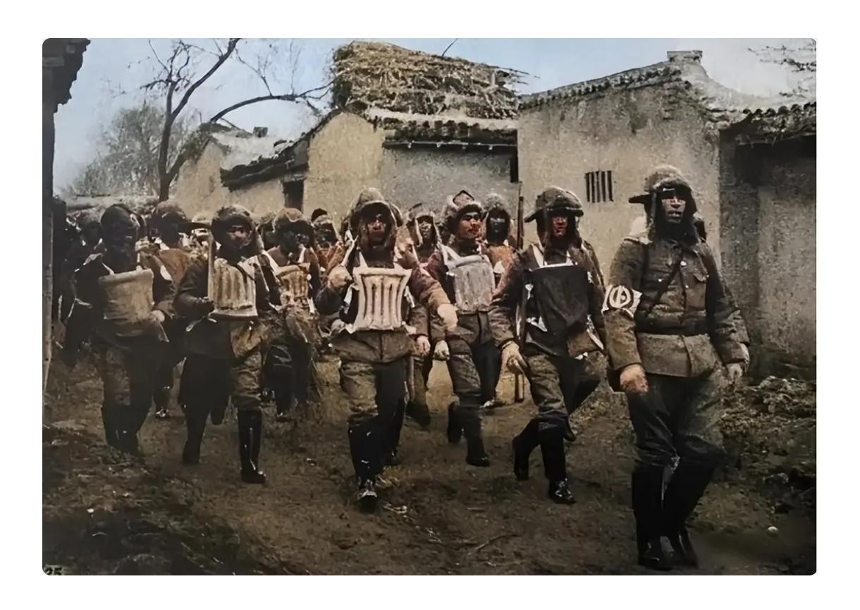 日本右翼很猖獗，看来是日本当局有意养出来的。注意这样一段消息:
    长期活跃