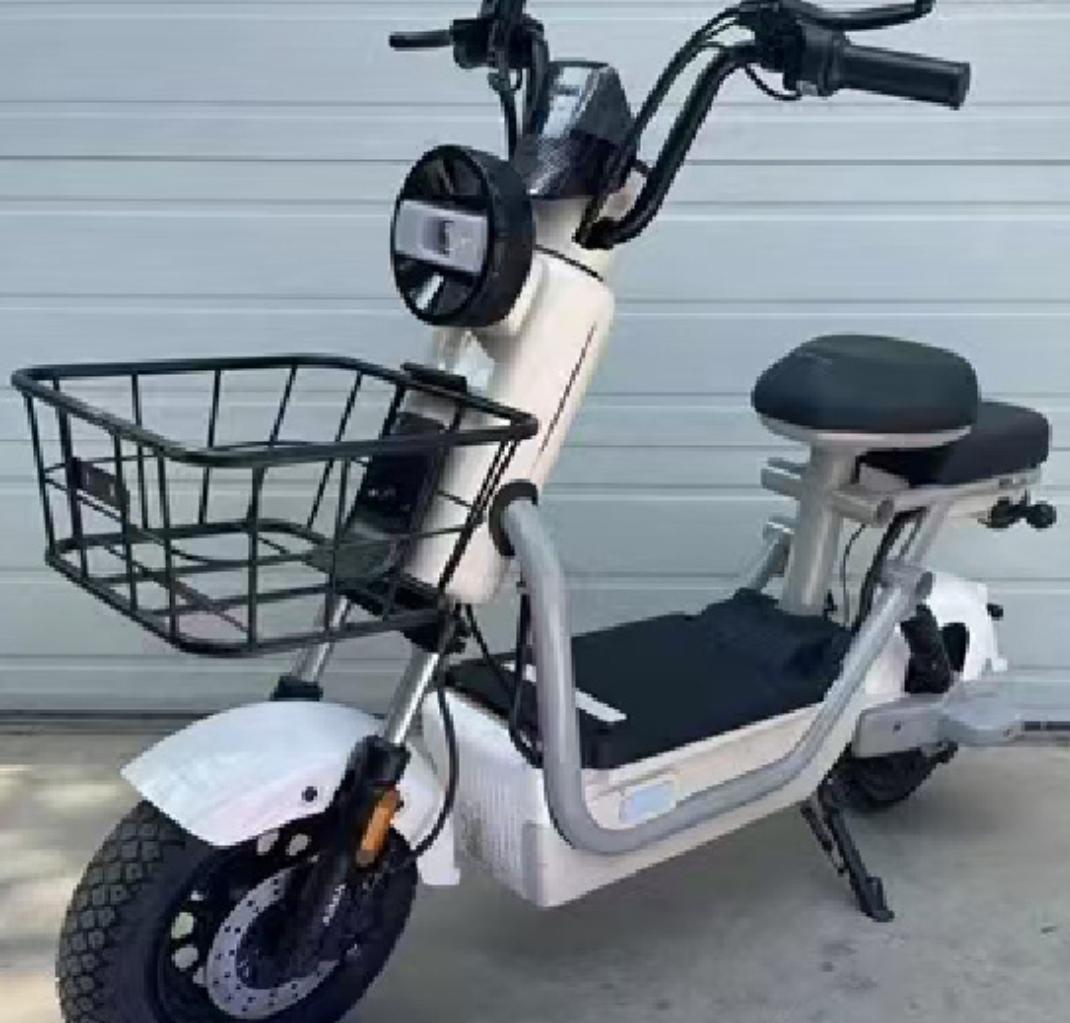 家长群里都在热议新出台的电动自行车标准，不少人传“新国标不让带小孩了”，这说法听