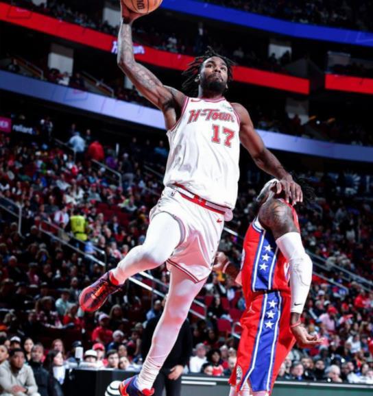 回到替补阵容的伊森表现仍旧低迷，今天火箭队胜热火，在主场的关键比赛当中，伊森又差