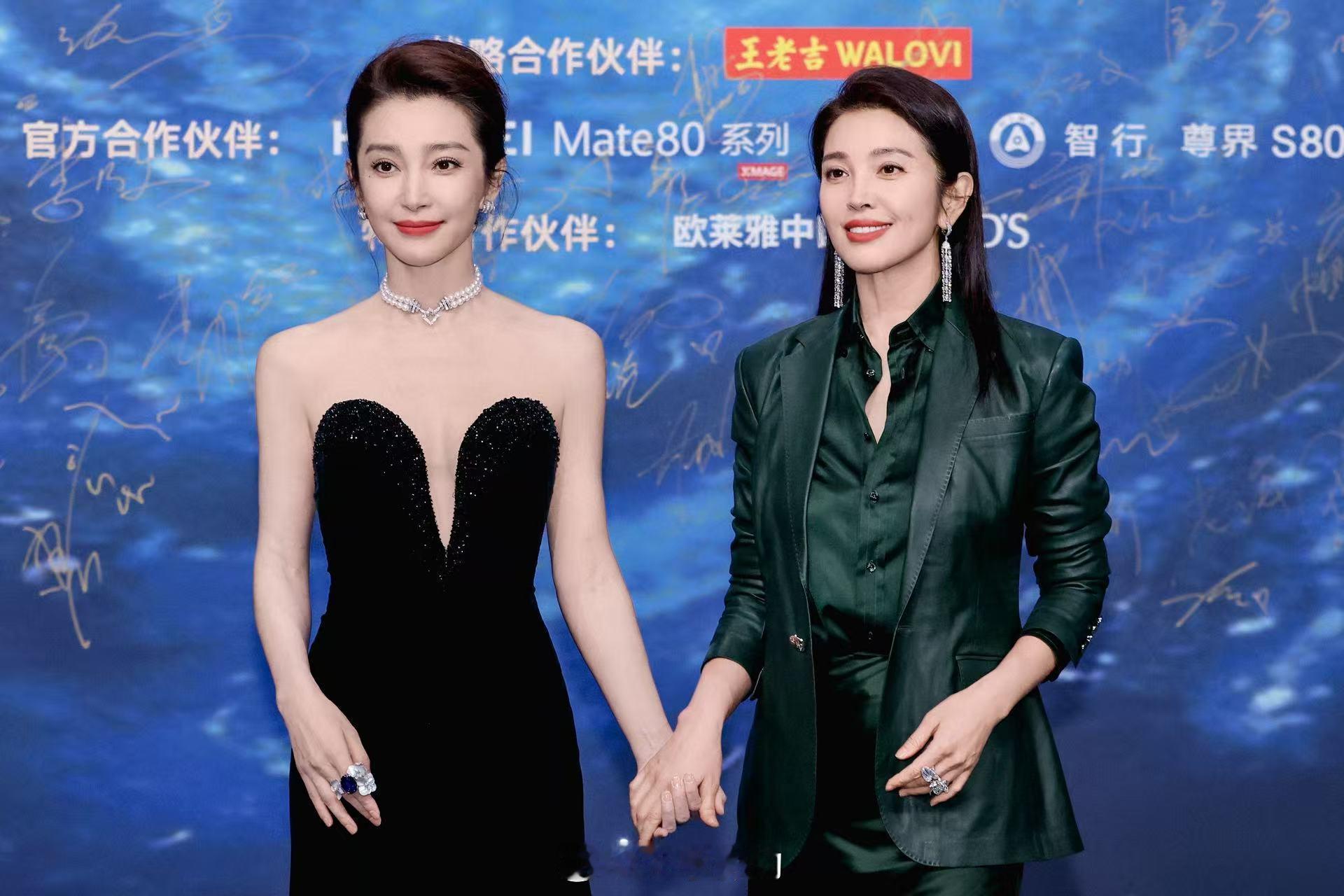 李冰冰晒和妹妹李雪合照好喜欢看明星分享这样的生活瞬间，真实又温暖。李冰冰和妹妹的