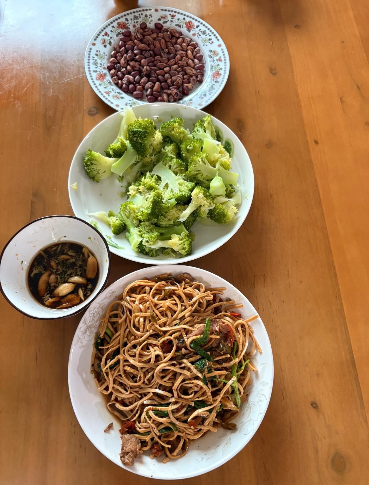 七零后老登的晚餐

作为已经早已不被瑜伽裤关注的七零后老登，
晚餐三个菜
1，一