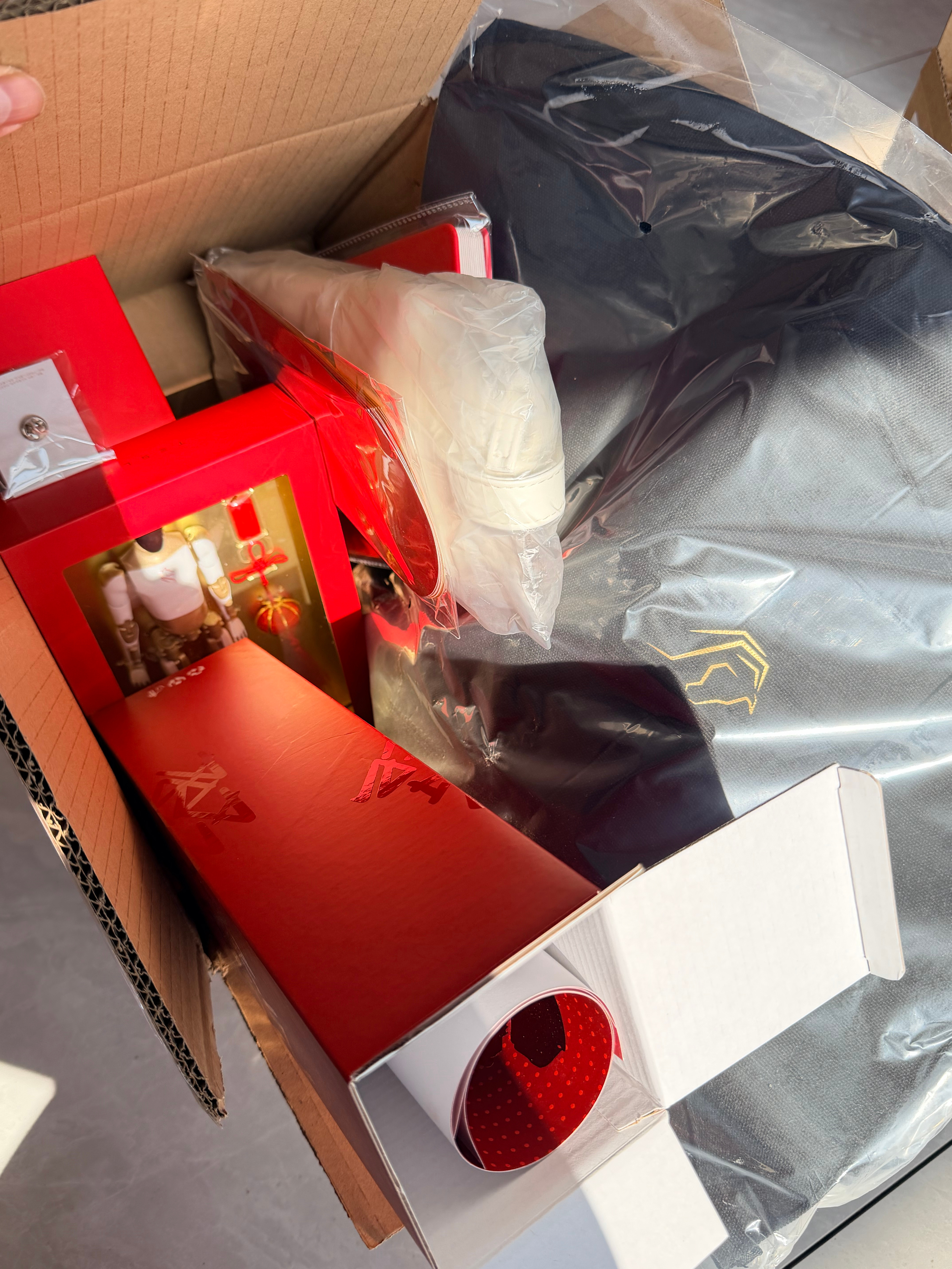 特斯拉的新年小礼物来咯！小梦数了数得有七八种，其中最中意的还是小摆件