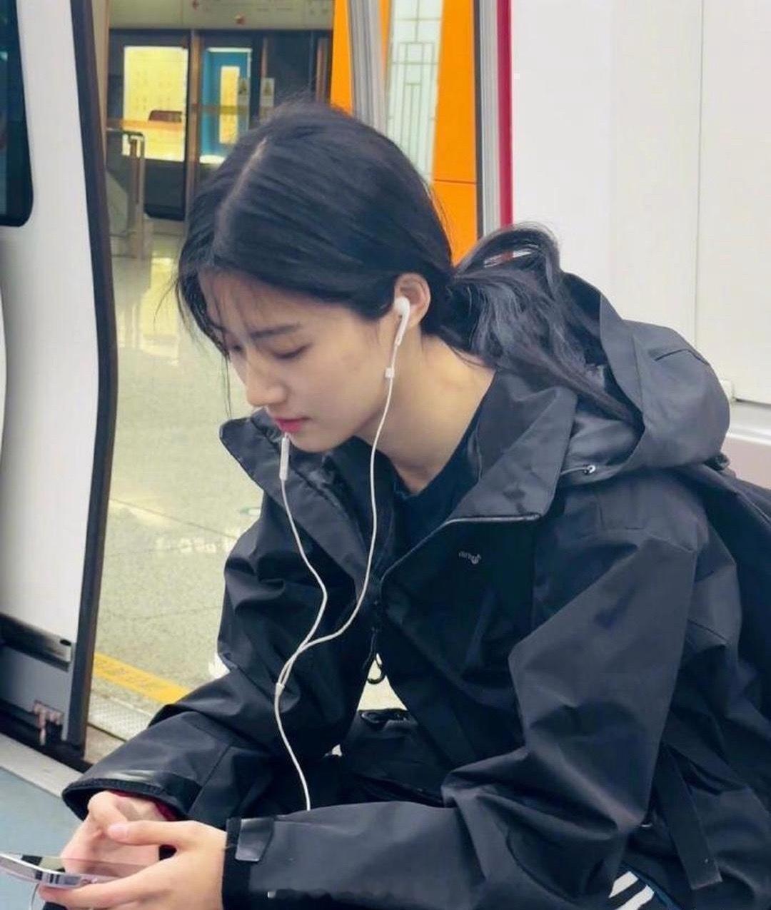 地铁上遇到的小姐姐，这颜值可以直接去当明星了吧 