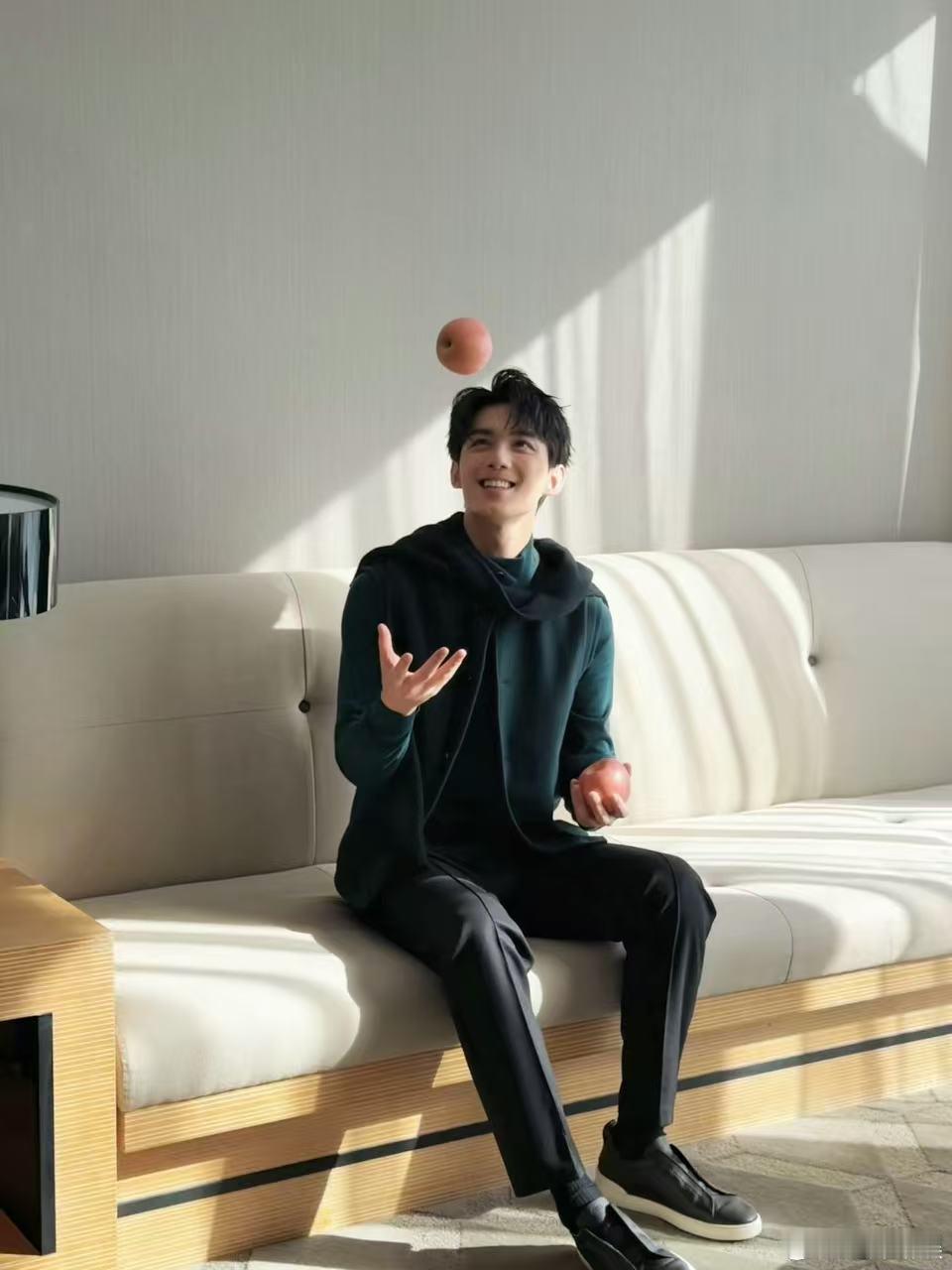 吴磊抛三个苹果没接住，好看，可爱 