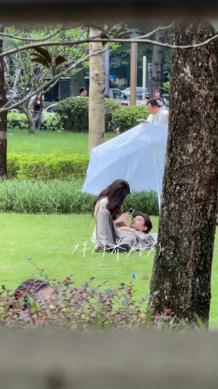 丁禹兮躺在孟子义的腿上妈呀我看到了什么！！这个孟姐依偎在小丁怀里好甜[awsl]