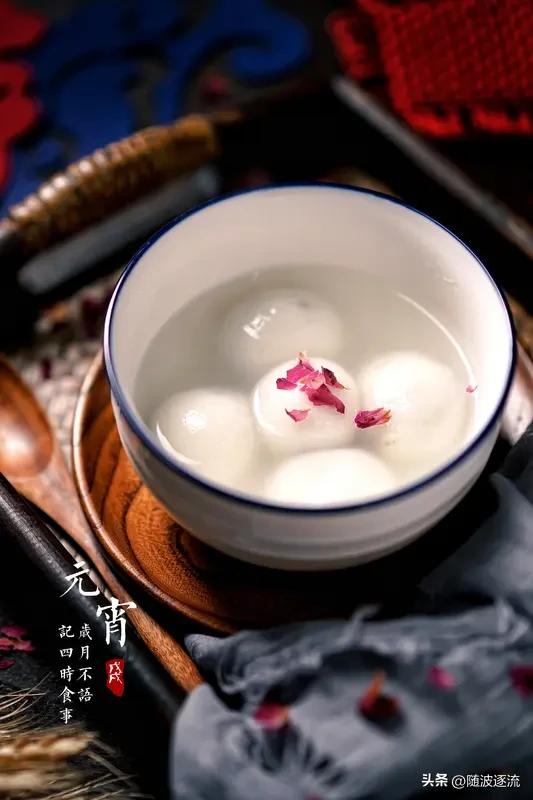 北宋周邦彦的《解语花·元宵》
风销焰蜡，露浥烘炉，花市光相射。桂华流瓦。纤云散，