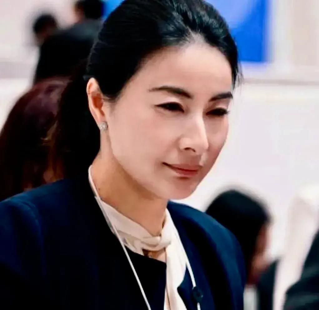 郭晶晶，工作照，老公眼里的宝贝。
她的气质真的很独特，让人过目难忘。
