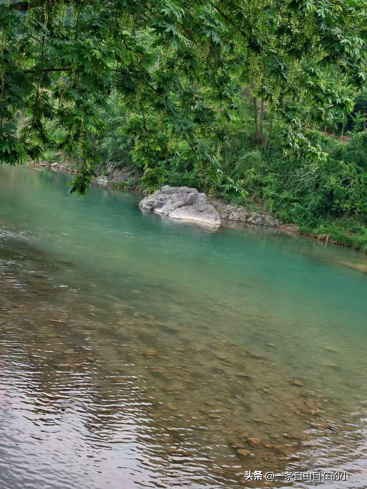 夏日生活打卡季，解锁夏天最舒服的方式，莫过于寻一处河畔玩水纳凉。连日闷热的暑气压