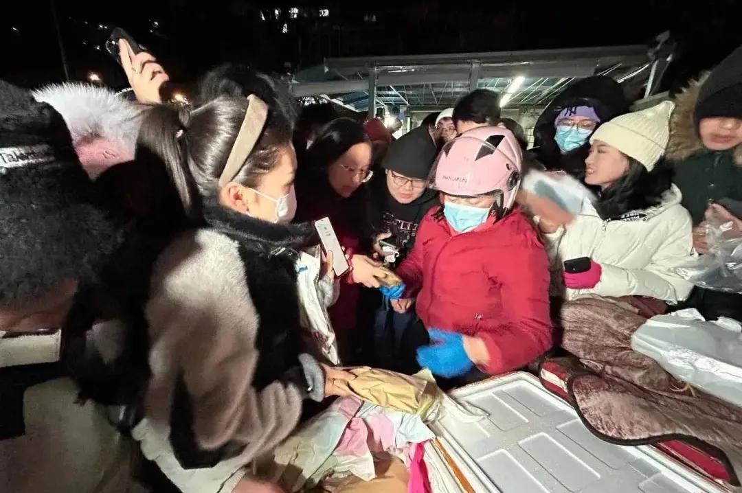 北京“鹅腿阿姨”大翻车，谁的脸被打的生疼？前有指鼠为鸭，今有“以鸭充鹅”，鸭子又