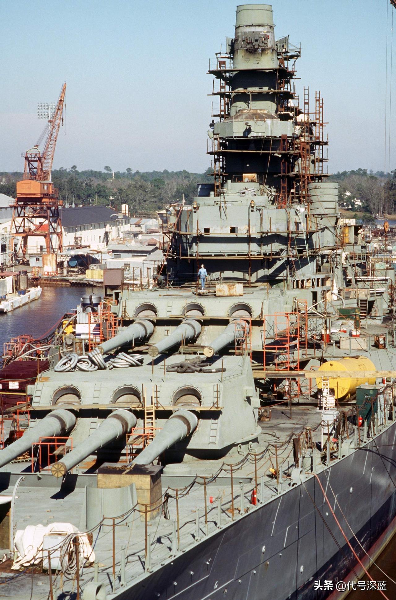 1987年正进行现代化改装的威斯康星号战列舰。
1987年9月17日，脚手架环绕