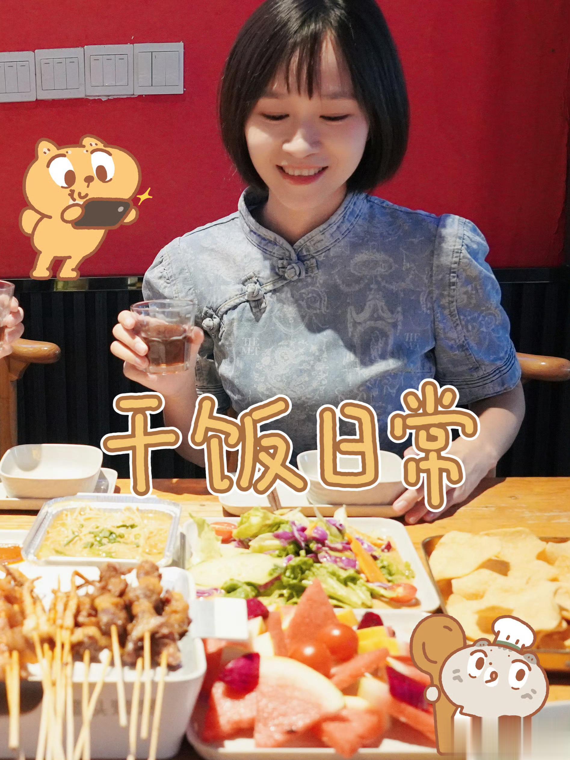 要说入秋吃什么，那必须是肥羊＋美酒啦～最爱的烤羊排来一份，羊肉烤得滋滋冒油，外脆