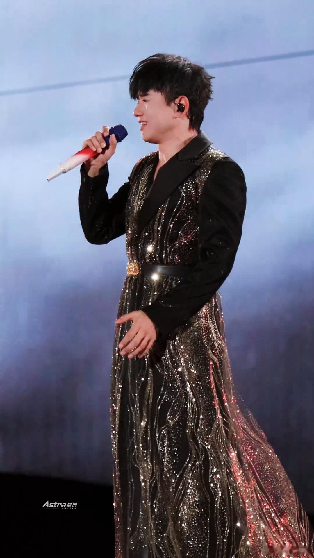 张杰的蜀道听上去不难张杰未LIVE巡回演唱会听着简单唱着难！张杰《蜀道难》把川剧