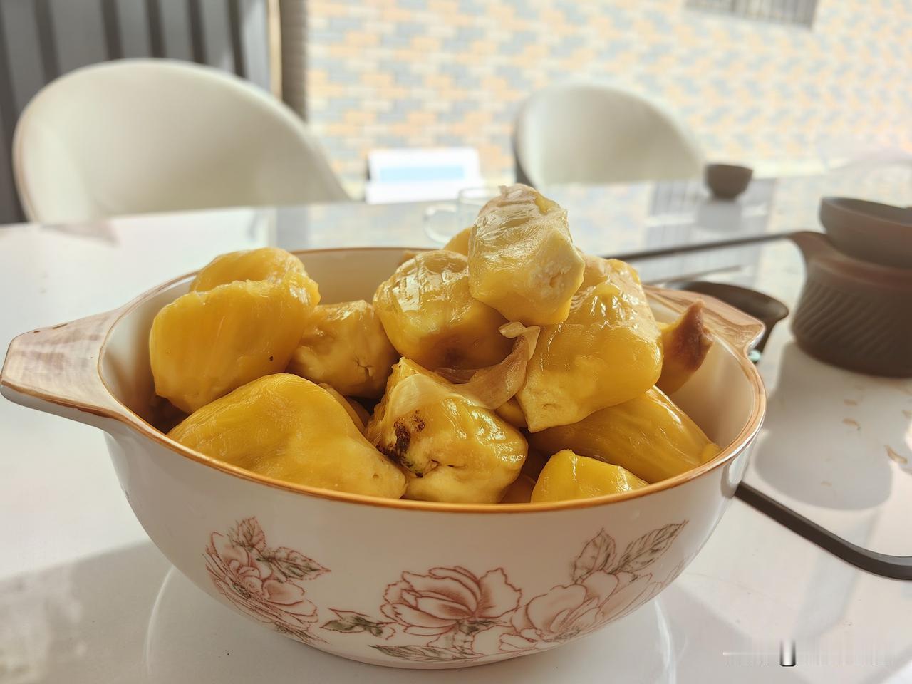朋友突然到访，还带来了一大碗剥好的菠萝蜜，打开袋子的时候，一股浓郁的榴莲味扑面而
