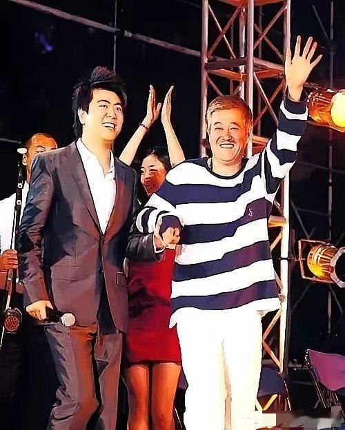 赵本山曾帮大鹏争取收入赵本山能成为受人尊敬的大师，是有原因的，做人讲究、大气。 