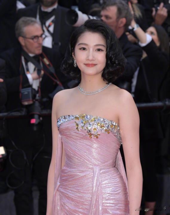 关晓彤戛纳红毯造型翻车！
关晓彤这一身看精修图还挺好的，结果生图却一言难尽。明明