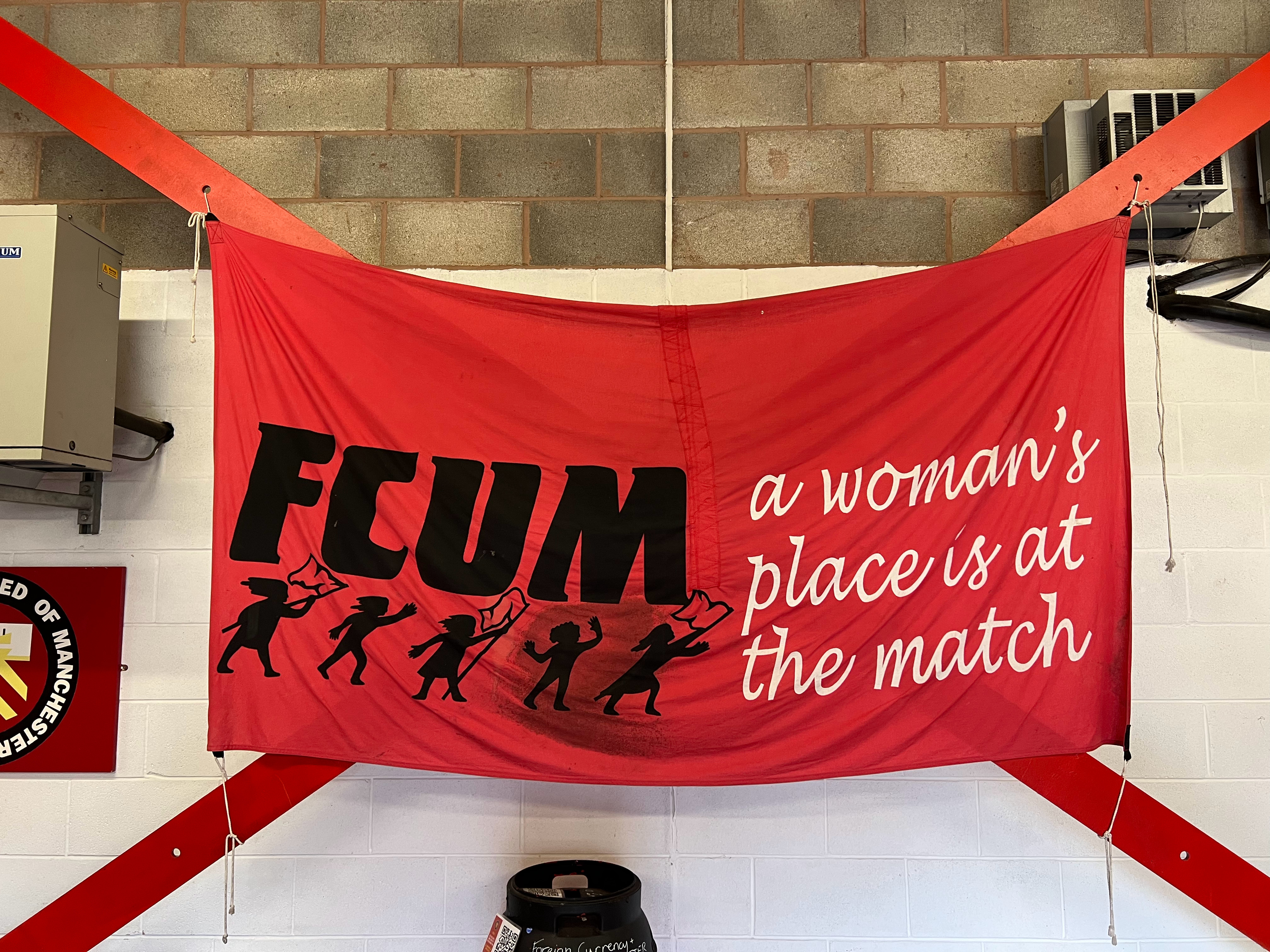 FC联球场里的一面旗帜：女人就该在赛场。truered[超话] ​​​