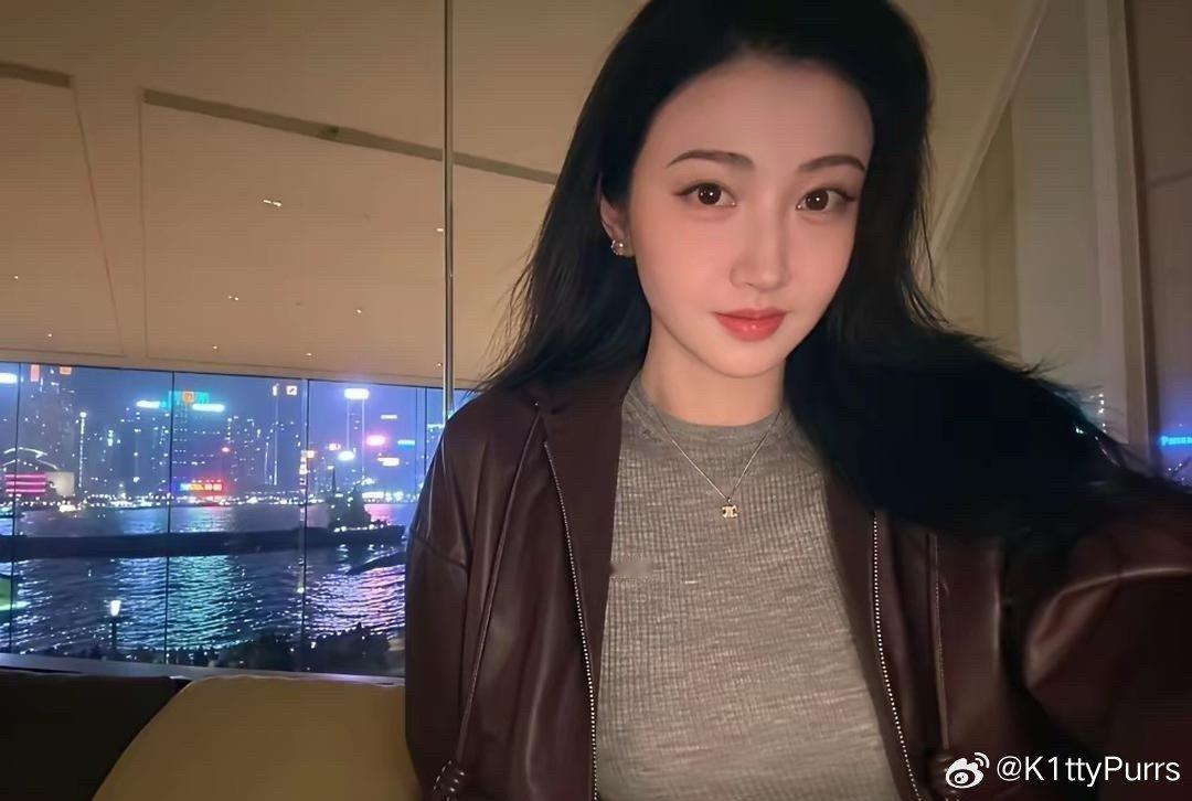 景甜和孙宇晨第一次见面的照片找到了，景甜穿的确实很随意，但是人还是很美的，就是这