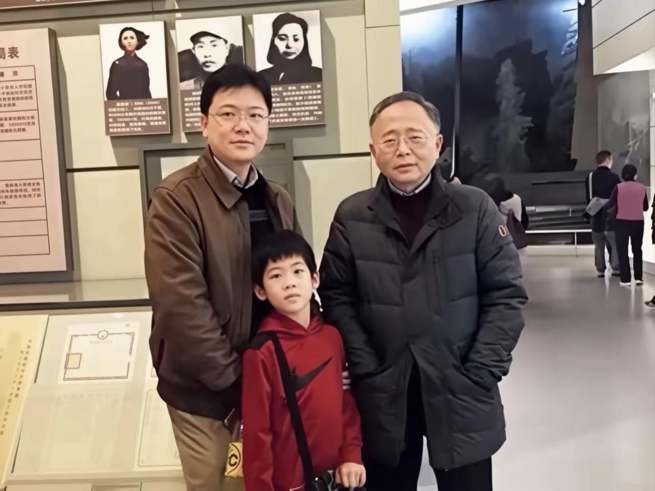 考考你，这是谁一家人？他们是革命烈士江姐的后代。