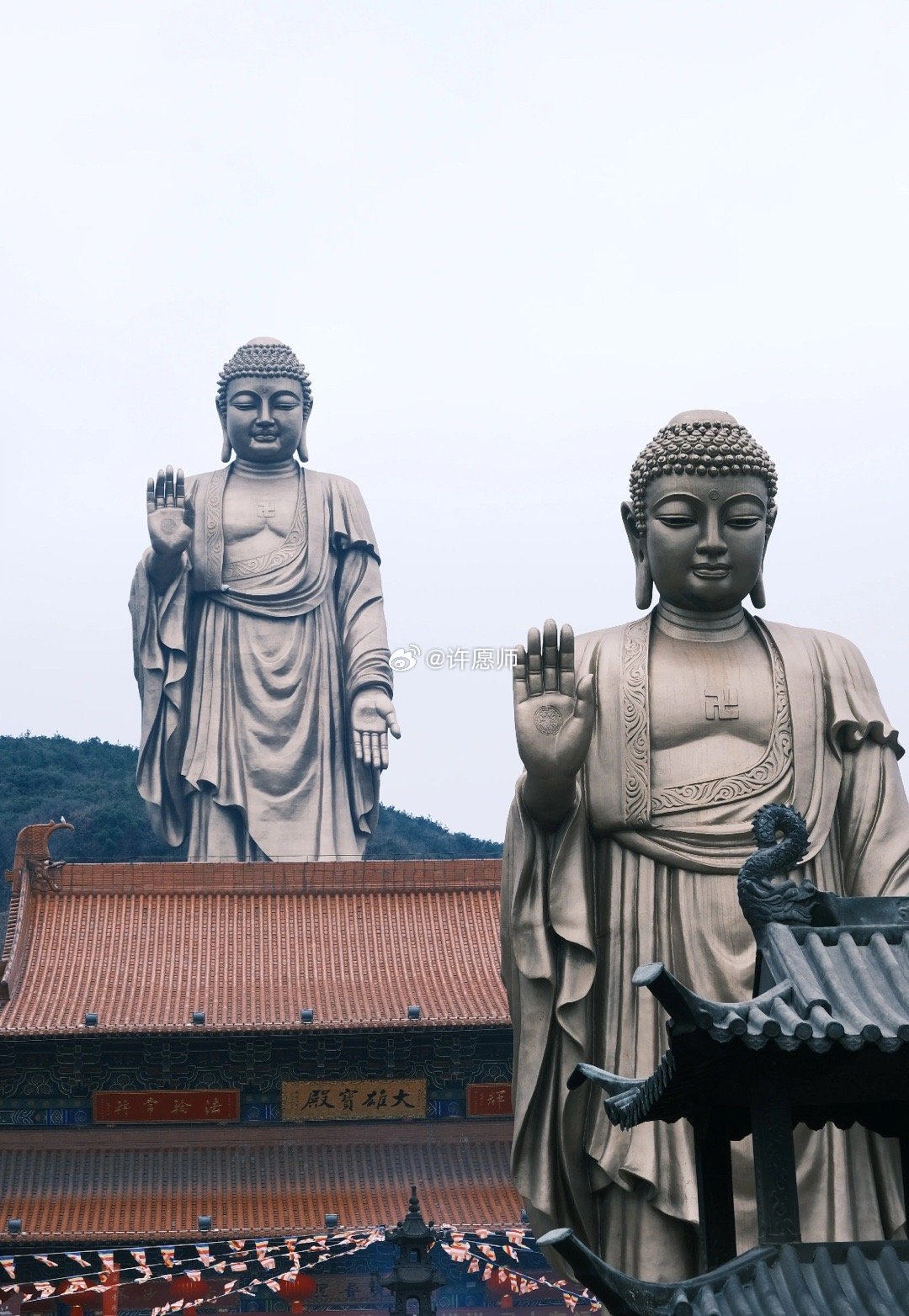 站在大佛脚下许愿，所有心愿慢慢落地成真。 ​​​