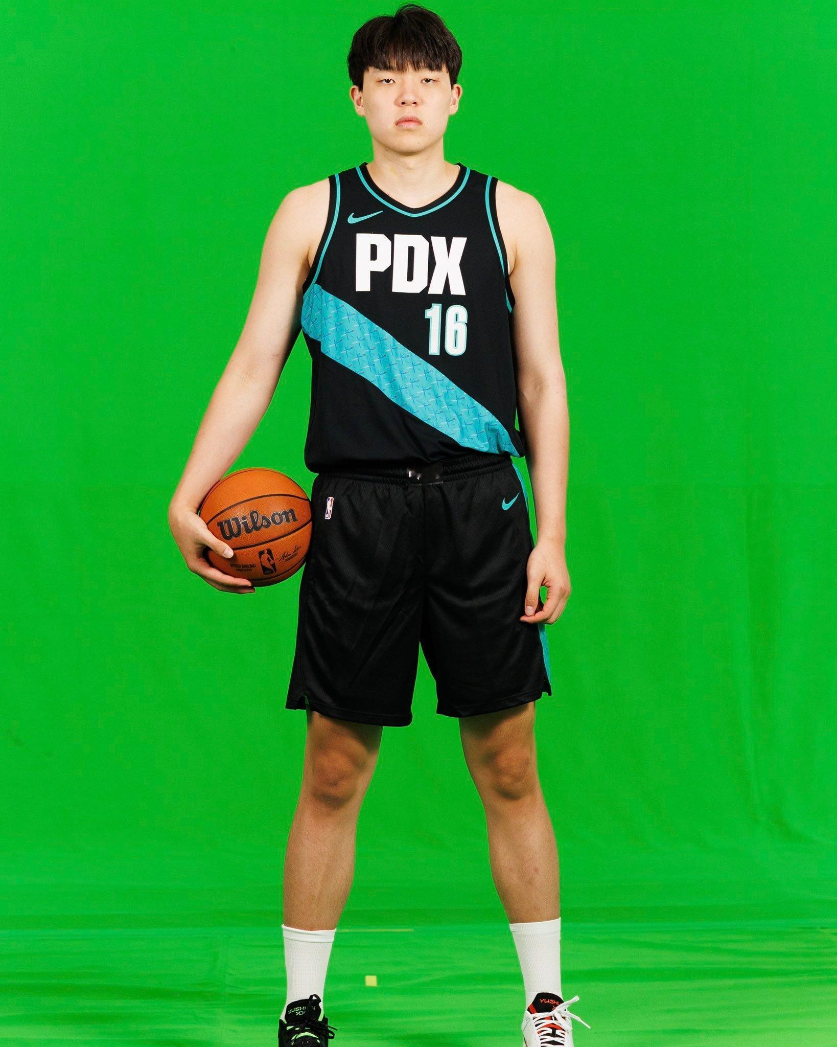 帅气十足！杨瀚森身穿开拓者城市版球衣拍摄定妆照！ 