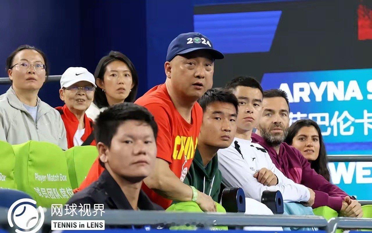 郑钦文的爸爸可以说是体育明星父母的典范，体育明星父母过于干涉导致翻车，在体育圈里