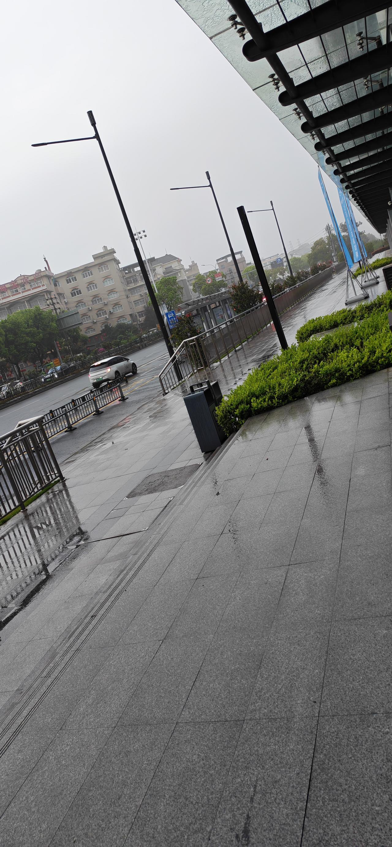 s2轨道交通首发站清乐东站这么冷清啊，吃饭住宿购物极少，不太方便。
有熟悉的朋友