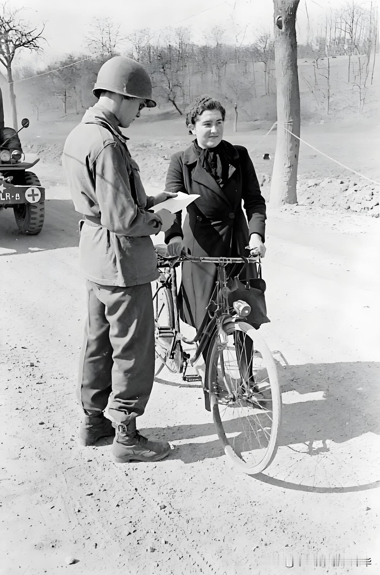 1945年春季，二战欧洲战场战斗基本结束了。
照片上是一名美军陆军宪兵（MP）在