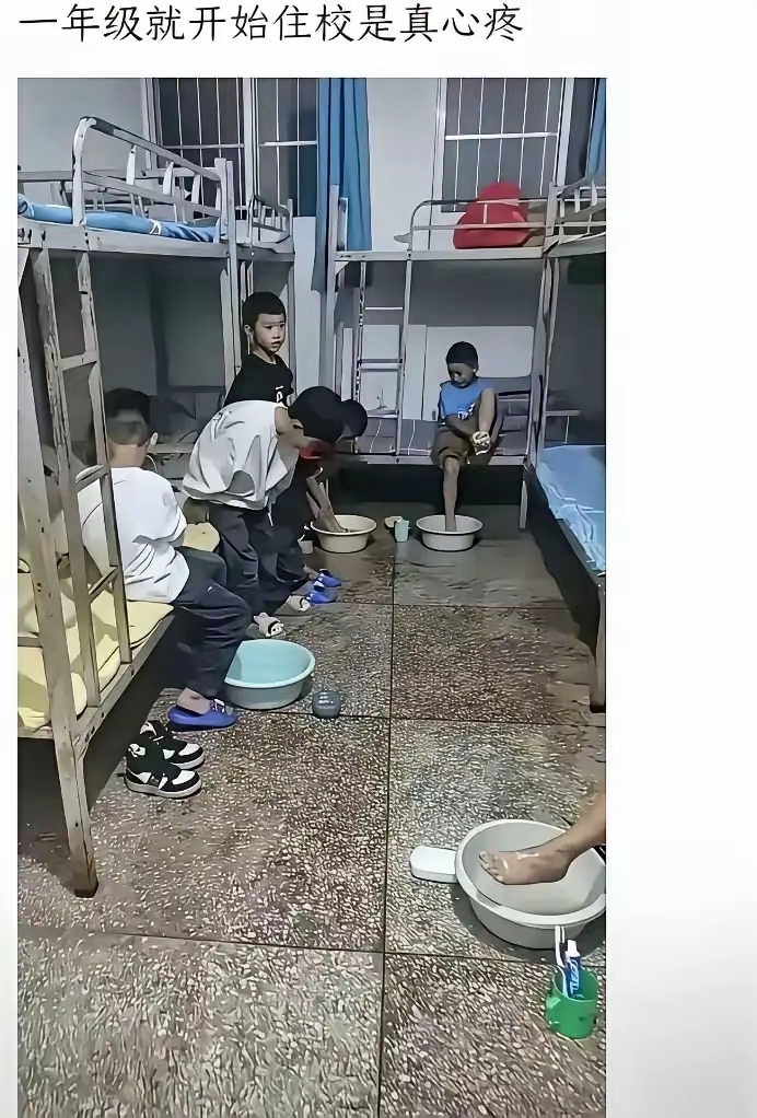 一年级就住校，做父母的心不痛吗？这个年龄会洗衣服能提得起一桶水吗？ 