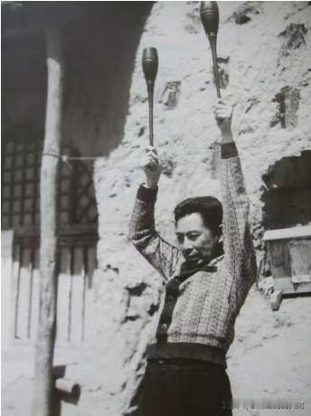 1940年3月，从苏联治疗归国后，周恩来在延安锻炼臂力时留下了这张珍贵的历史照片