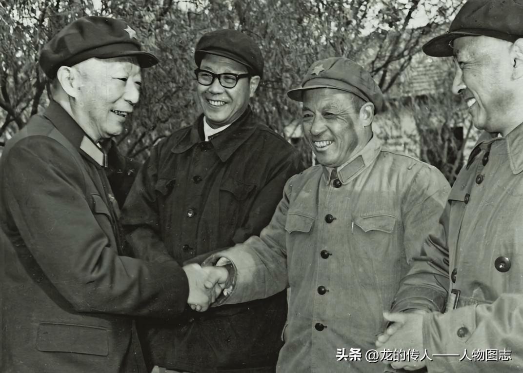 1966年10月25日，钱学森（右一）、二机部副部长李觉（左二）、基地司令员李福