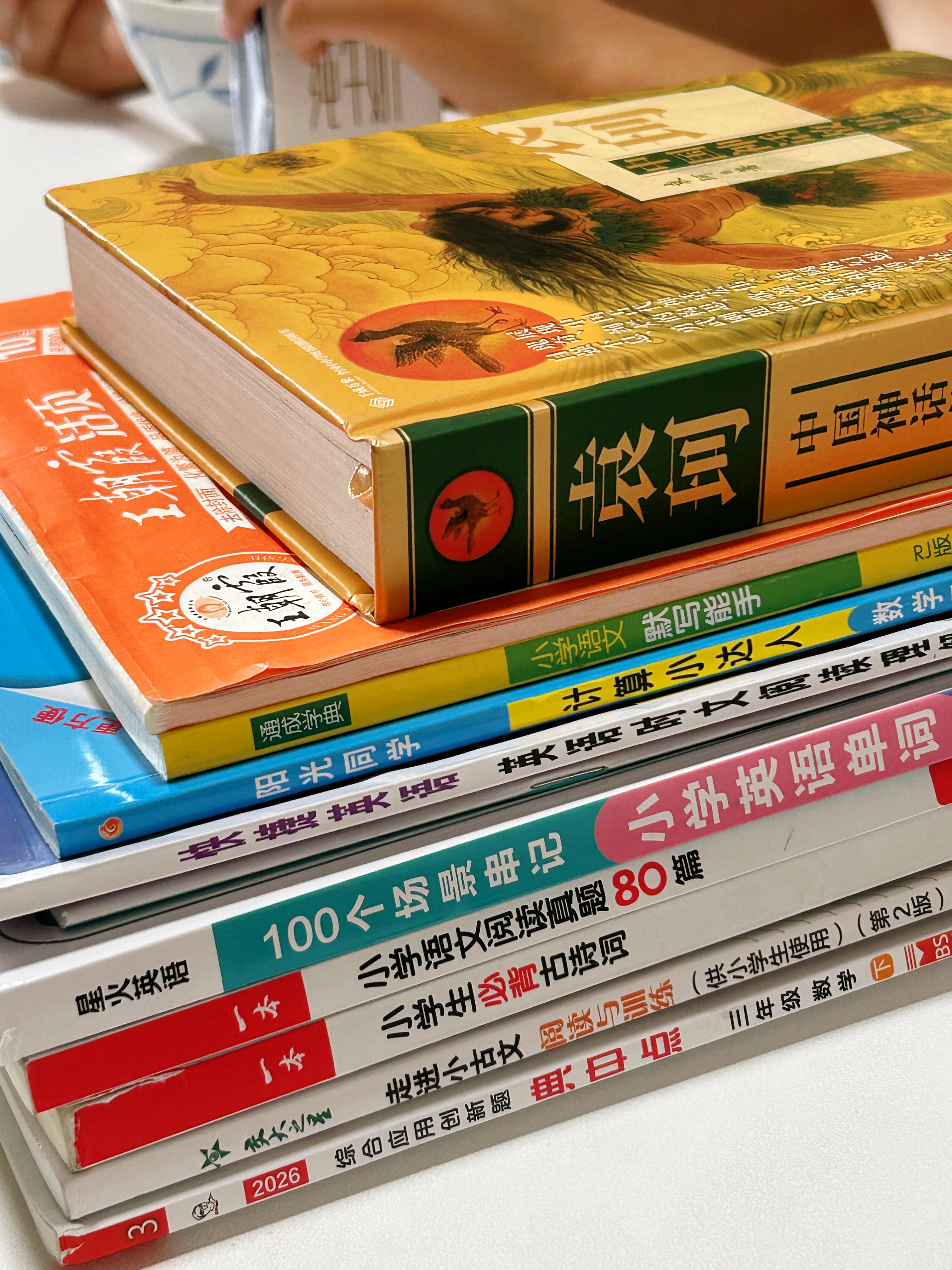 他说他每天有10样作业，我还不信。抱过来数了数…要不减少几样？ 