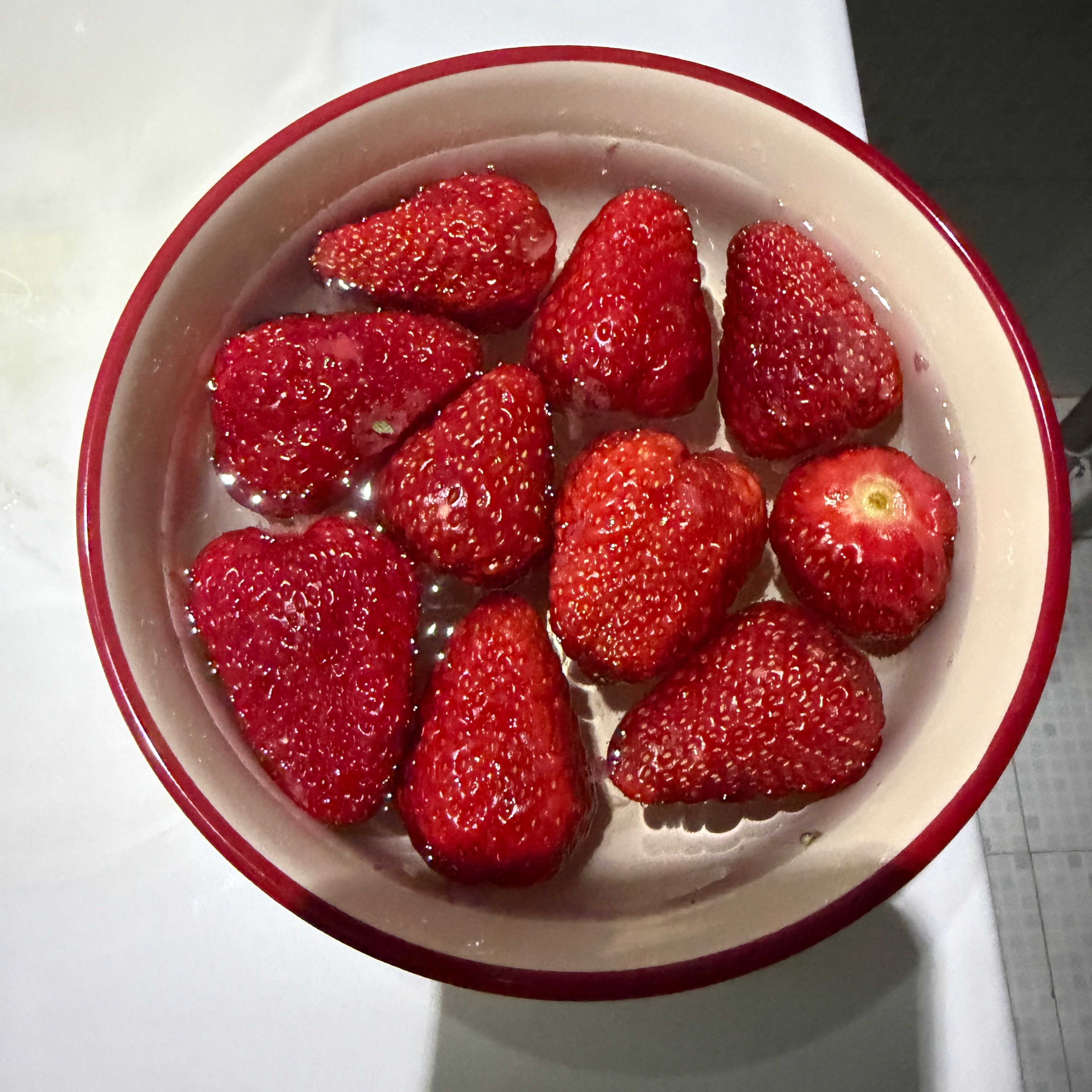 草莓价格跌至1元一斤回家路上15一斤买的草莓，我这又算什么！只能安慰自己早买早享