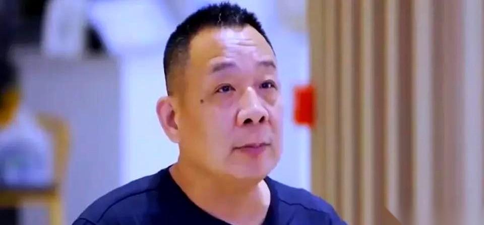 于东来直播间，连上一个35岁的男人。
男人声音发闷，说自己一身外债，快活不下去了