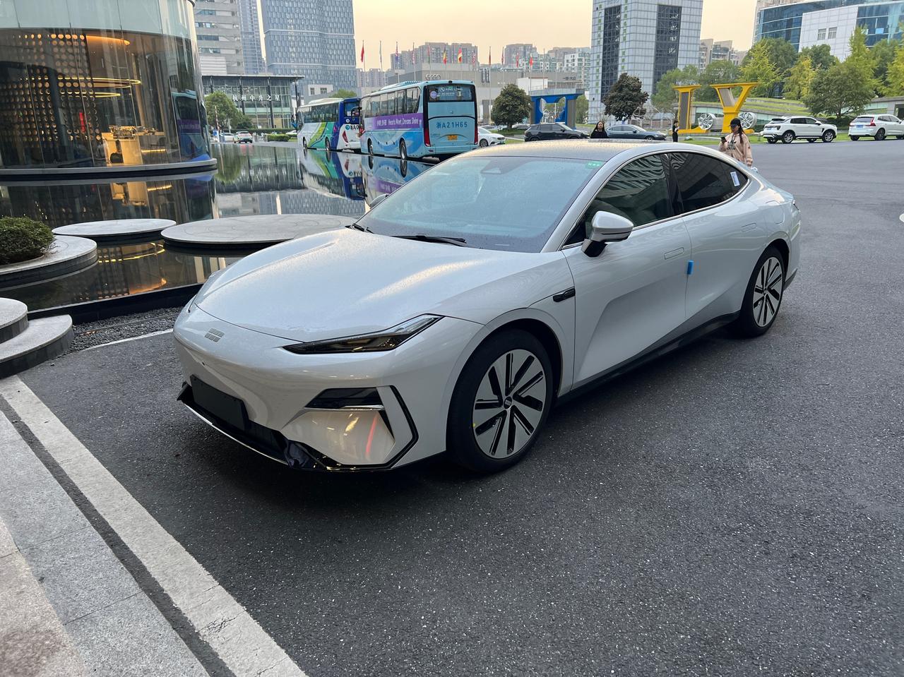 吉利银河第三款车型来了，吉利银河E8，从命名上就不难看出，该车一款主打中大型轿跑