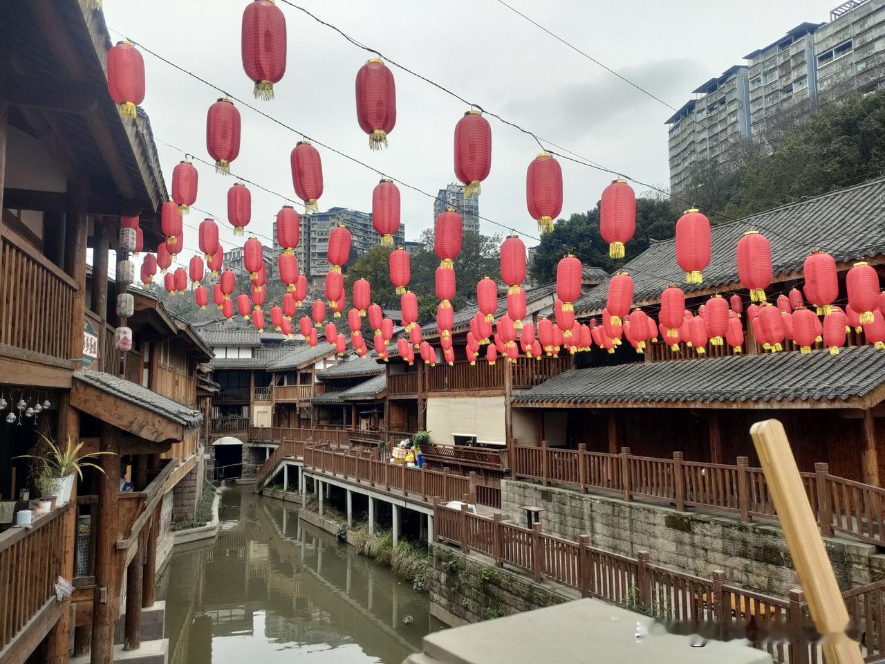 当前电商与物流产业已成为全球经济与民生服务的重要支撑，快递业务量持续增长，而配套